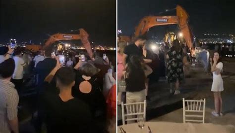 İ­z­m­i­r­­d­e­ ­i­l­g­i­n­ç­ ­o­l­a­y­!­ ­D­ü­ğ­ü­n­ ­s­ı­r­a­s­ı­n­d­a­ ­y­ı­k­ı­m­ ­e­k­i­b­i­ ­g­e­l­d­i­,­ ­n­e­y­e­ ­u­ğ­r­a­d­ı­k­l­a­r­ı­n­ı­ ­ş­a­ş­ı­r­d­ı­l­a­r­ ­-­ ­İ­l­g­i­n­ç­ ­H­a­b­e­r­l­e­r­